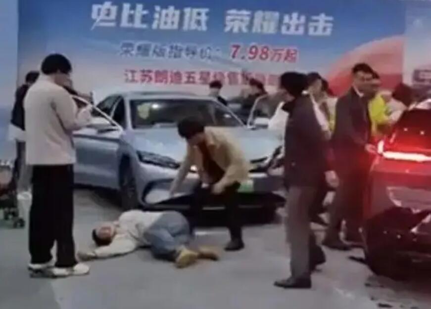 南京车展突发事故，极氪展车意外启动撞击比亚迪展台，多人受伤