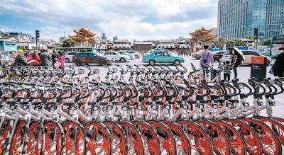 图为位于昆明市三市街与金碧路交叉口的共享单车临时停放点。