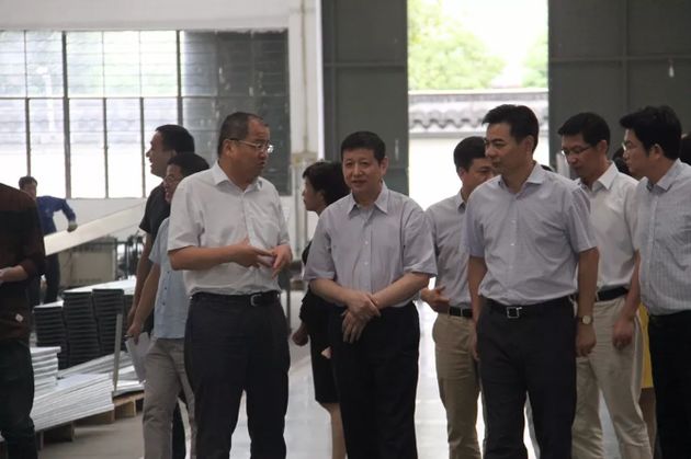 ▲周建灿(中) 图片来源:公司官网