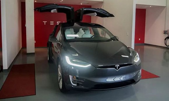 图 | 配备“鹰翼门”的Model X