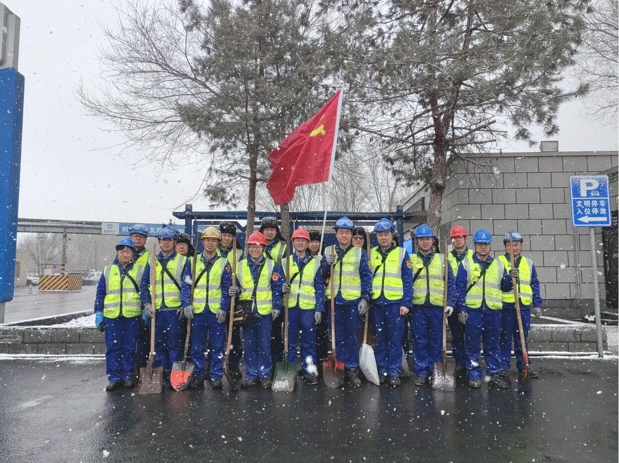 新疆天业天域新实公司党总支组织开展  环境卫生清理主题党日活动