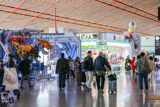 首都机场首家大型IP玩具品牌店开业 52TOYS解锁航旅消费新场景