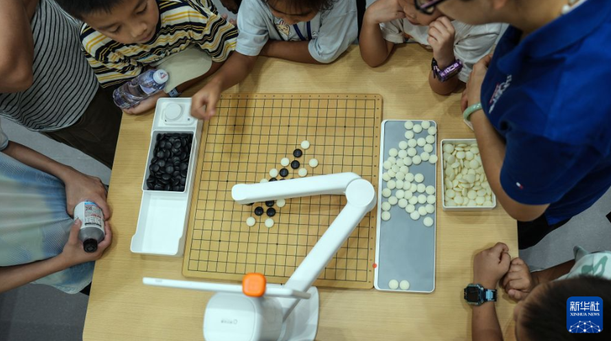机器人东博会上“拼才艺”