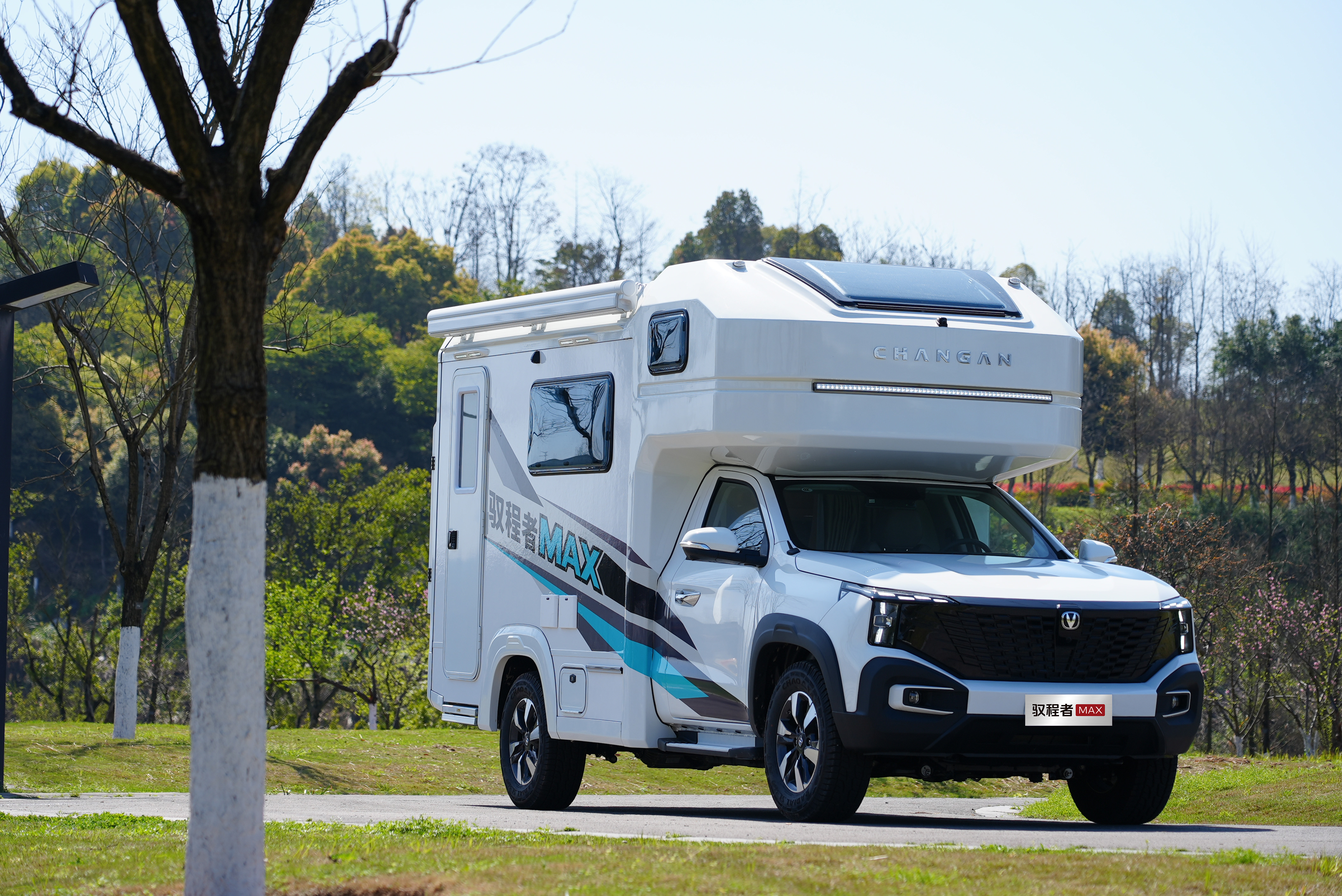 重新定义新能源旅居标准!长安峰景·驭程者MAX亮相北京房车展,首创“真6卧6座”大六座格局