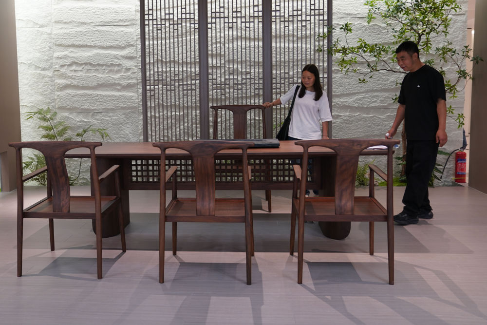 2025年5月29日，观众参观体验江西赣州市南康区生产的家具产品。新华社记者 周密 摄 