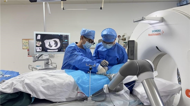 一针直达16厘米深病灶：横琴首例机器人肺穿刺手术见证琴澳医疗一体化发展