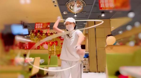 从前堂到后堂,海底捞00后女捞面师把“一根面”练成真本事