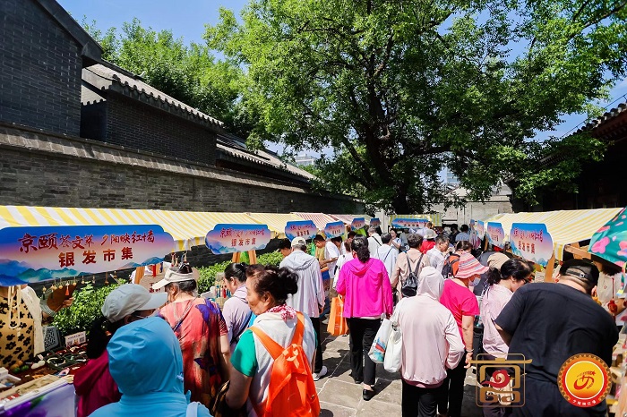 京颐文萃展风华 银发市集添精彩