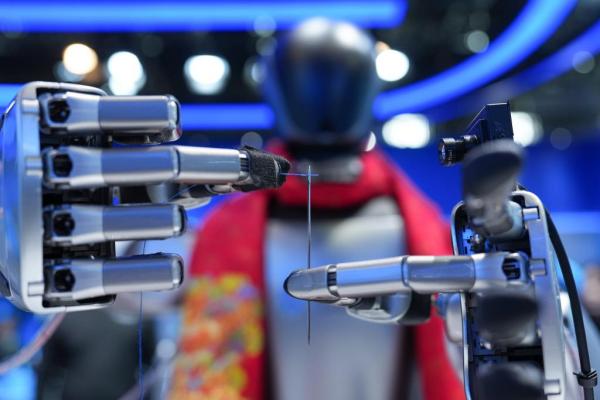 在中关村展示中心常设展上，一台配备了灵巧手的机器人在展示穿针引线。新华社记者鞠焕宗 摄 