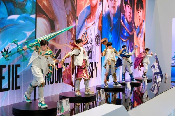 虎牙“AI+”战略再现成果 首次亮相电竞IP智能机器人