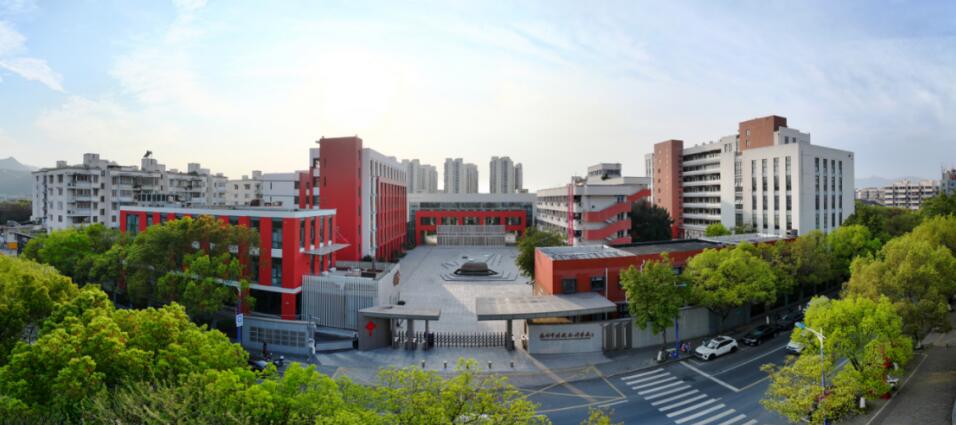 一个偌大的立体算盘和落在职业广场上的算珠,直观展示了学校的专