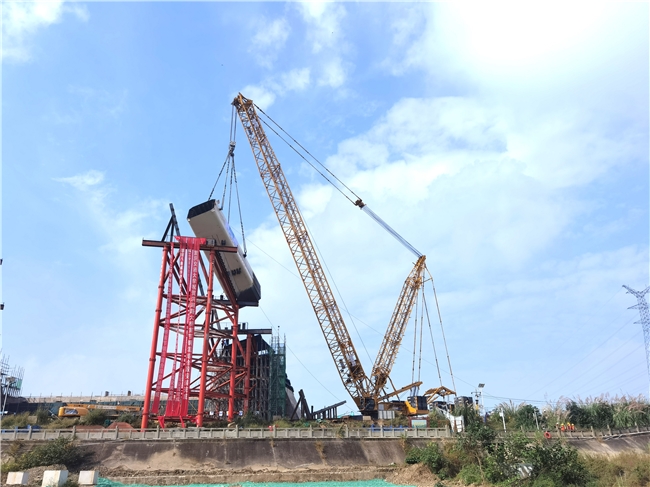 四川省德阳市洪湖路大桥主桥新建工程项目钢结构吊装工程顺利推进 匠心打造城市交通新