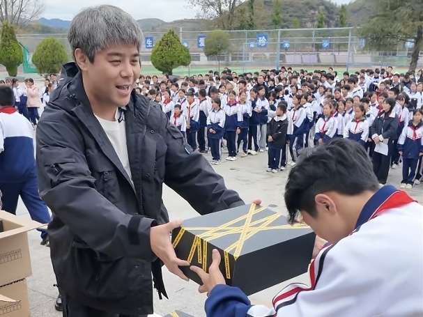 “亮星计划”温暖启程：以公益点亮星星，用脚步传递快乐 ——SMILEREPUBLIC携手上海宋庆龄基金会用微光点亮未来