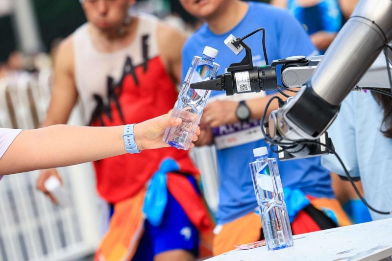 科技赋能补给：百岁山以顶配生产线护航亦庄半程马拉松