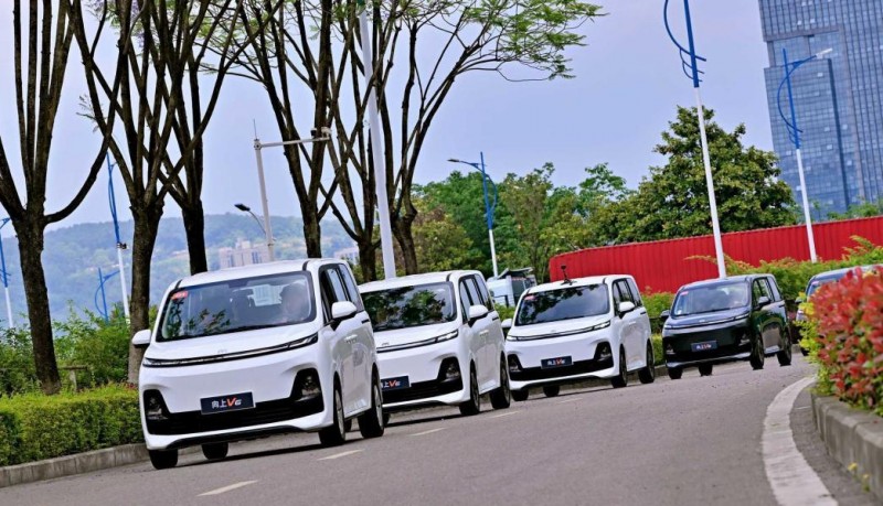 路上见真章：向上V6用一场山城实测，把动力和续航讲透了